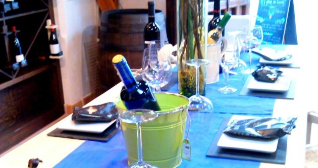 Detalle de una mesa preparada para la degustación de vinos andaluces.